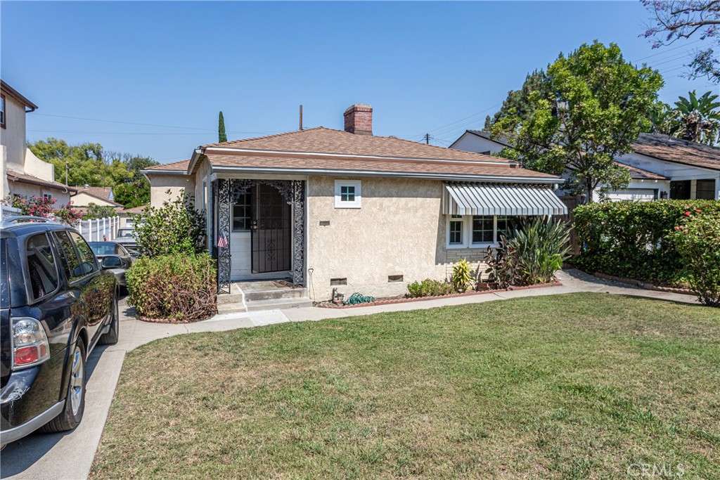 Welcome to 4816 Arcola Ave, a charming 3-bedroom, 1.5-bath home located in the highly desirable Toluca Woods neighborhood. This property offers endless possibilities with its prime location near major studios, fantastic restaurants, and the vibrant Toluca Lake area. Enjoy the convenience of being close to major highways, making commutes a breeze.
Inside, you'll find a large kitchen perfect for culinary adventures and entertaining guests. The home boasts a great flow, providing a seamless transition from room to room, ideal for both everyday living and hosting gatherings. Newer dual-pane windows, a newer roof, and updated plumbing enhance the home's appeal and efficiency.
The property also features an oversized detached 2-car garage with a small bonus room, perfect for a handyman or craft room, as well as a covered patio area for outdoor relaxation and entertainment. Whether you're looking to personalize your dream home or invest in a promising property, this home provides the perfect canvas. Don't miss out on the opportunity to own a piece of this sought-after community!