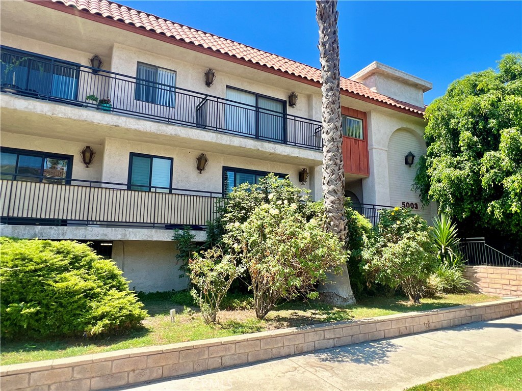 Sherman Oaks Condo in Prime Location — Discover the perfect blend of comfort and convenience in this charming 2 bed, 2 bath condo nestled in the heart of Sherman Oaks. Offering 949 sf, this single level unit is situated on the second floor overlooking the spacious courtyard of this gated complex. As you step inside, you'll be greeted with thoughtfully designed living spaces that has updated kitchen and bathrooms. The building is equipped with an elevator, ensuring effortless access and provides community laundry facilities for your everyday needs. Parking is 2 side-by-side parking spaces in the shared subterranean community garage.

This condo's location is in a quiet cul-de-sac street within proximity to a large park with ample space for sports or just your daily pet walks. Sherman Oaks Hospital is within a short 5 min walk away. And with easy access to the 101 and 405 frwys, you can make your way to UCLA within 20 mins or to DTLA within 35 mins. Seize this opportunity to make this condo your own.